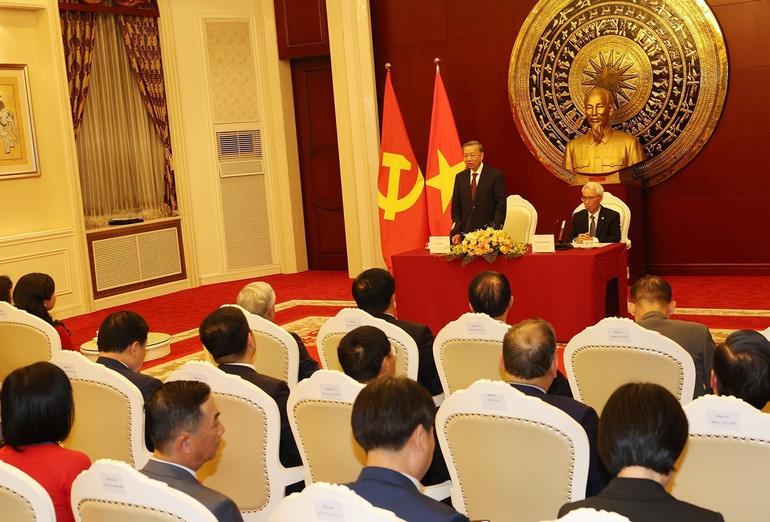 Tổng Bí thư, Chủ tịch nước Tô Lâm nói chuyện với cán bộ, nhân viên Đại sứ quán, đại diện cộng đồng và lưu học sinh Việt Nam tại Trung Quốc. (Ảnh: Trí Dũng – TTXVN) Tổng Bí thư, Chủ tịch nước Tô Lâm nói chuyện với cán bộ, nhân viên Đại sứ quán, đại diện cộng đồng và lưu học sinh Việt Nam tại Trung Quốc. (Ảnh: Trí Dũng – TTXVN)