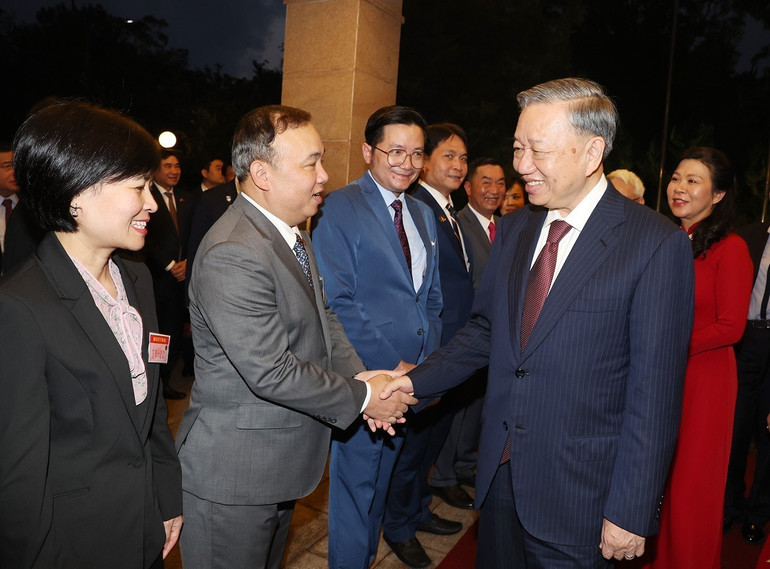 Tổng Bí thư, Chủ tịch nước Tô Lâm và Phu nhân với cán bộ, nhân viên Đại sứ quán Việt Nam tại Trung Quốc. (Ảnh: Trí Dũng – TTXVN) Tổng Bí thư, Chủ tịch nước Tô Lâm và Phu nhân với cán bộ, nhân viên Đại sứ quán Việt Nam tại Trung Quốc. (Ảnh: Trí Dũng – TTXVN)