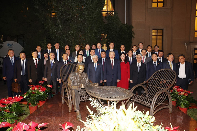 Tổng Bí thư, Chủ tịch nước Tô Lâm và Phu nhân cùng các thành viên Đoàn đại biểu Việt Nam với cán bộ Đại sứ quán Việt Nam tại Trung Quốc chụp ảnh chung trước tượng Bác Hồ trong khuôn viên Đại sứ quán. (Ảnh: Trí Dũng – TTXVN) Tổng Bí thư, Chủ tịch nước Tô Lâm và Phu nhân cùng các thành viên Đoàn đại biểu Việt Nam với cán bộ Đại sứ quán Việt Nam tại Trung Quốc chụp ảnh chung trước tượng Bác Hồ trong khuôn viên Đại sứ quán. (Ảnh: Trí Dũng – TTXVN)