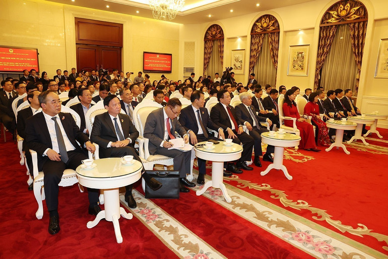 Các đại biểu Đoàn cấp cao Việt Nam tại Đại sứ quán Việt Nam. (Ảnh: Trí Dũng – TTXVN) Các đại biểu Đoàn cấp cao Việt Nam tại Đại sứ quán Việt Nam. (Ảnh: Trí Dũng – TTXVN)