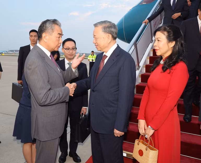 Đồng chí Vương Nghị, Ủy viên Bộ Chính trị, Chủ nhiệm Văn phòng Ủy ban công tác Đối ngoại Trung ương, Bộ trưởng Ngoại giao đón Tổng Bí thư, Chủ tịch nước Tô Lâm và Phu nhân tại Sân bay quốc tế Bắc Kinh. (Ảnh: Trí Dũng – TTXVN)