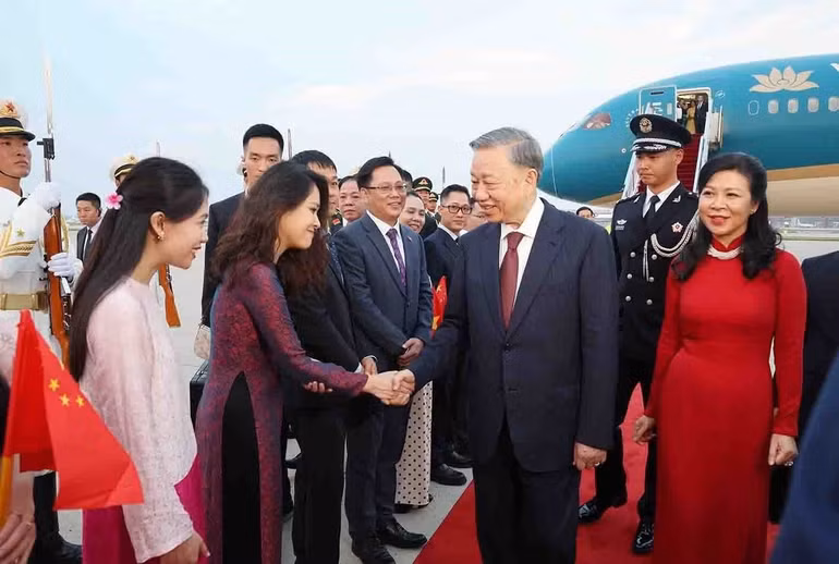 Cán bộ, nhân viên Đại sứ quán và cộng đồng người Việt Nam đón Tổng Bí thư, Chủ tịch nước Tô Lâm và Phu nhân tại Sân bay quốc tế Bắc Kinh. (Ảnh: Trí Dũng – TTXVN)