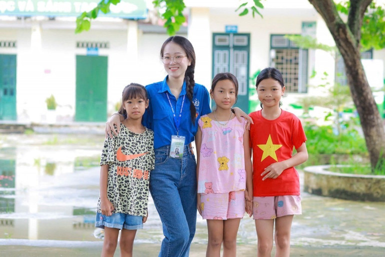 Ngoài việc học tập và nghiên cứu khoa học, Bùi Hạnh Nhung tích cực tham gia công tác Đoàn Thanh niên. Ngoài việc học tập và nghiên cứu khoa học, Bùi Hạnh Nhung tích cực tham gia công tác Đoàn Thanh niên.