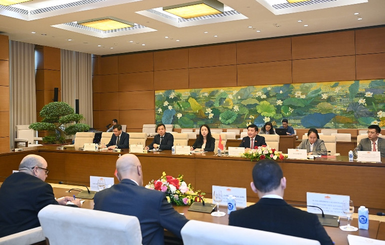 Tổng Thư ký, Chủ nhiệm Văn phòng Quốc hội Bùi Văn Cường phát biểu tại cuộc hội đàm. (Ảnh Duy Linh)