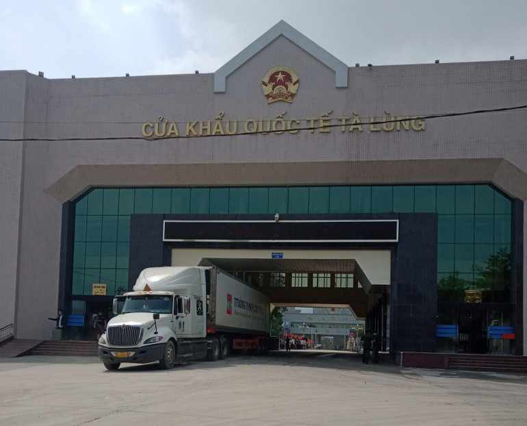 Phương tiện xuất nhập khẩu hàng hóa qua Cửa khẩu Tà Lùng, huyện Quảng Hòa, tỉnh Cao Bằng. (Ảnh: Minh Tuấn)