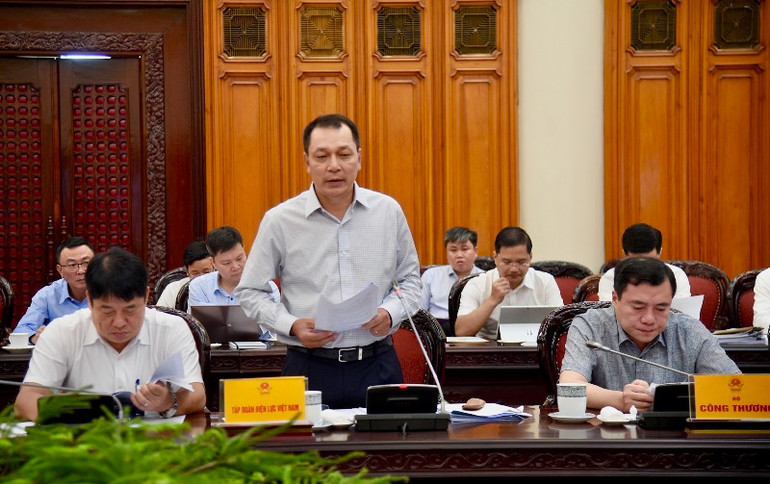 Chủ tịch hội đồng thành viên EVN Đặng Hoàng An phát biểu.