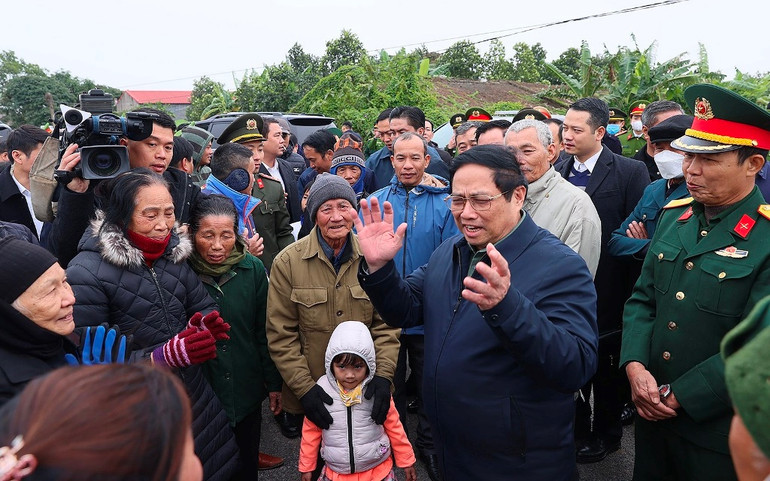 Thủ tướng Phạm Minh Chính với nhân dân xã Châu Sơn, huyện Quỳnh Phụ, Thái Bình - nơi đường dây 500kV mạch 3 đi qua.