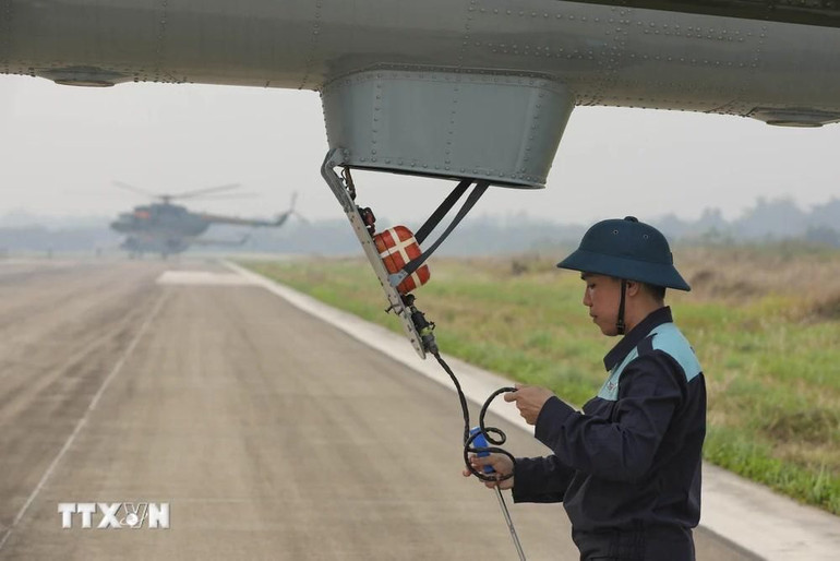 Kiểm tra kỹ thuật máy bay sau mỗi chuyến bay. (Ảnh: Xuân Tư/TTXVN)