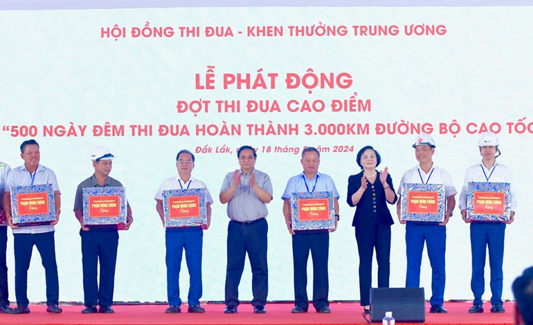 Thủ tướng tặng quà các đơn vị.