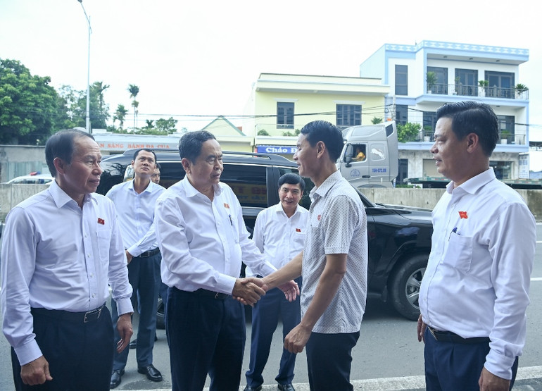 Chủ tịch Quốc hội Trần Thanh Mẫn thăm hỏi thương binh Trần Văn Tuấn tại huyện Thủy Nguyên. (Ảnh Duy Linh)