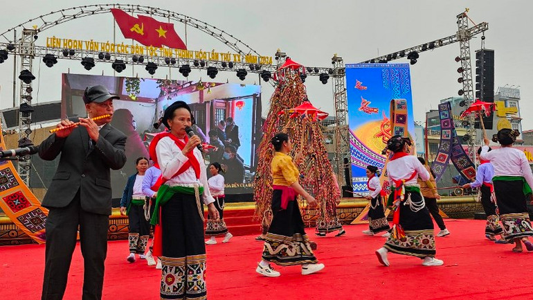 Đội văn nghệ xã Vạn Xuân (huyện Thường Xuân) biểu diễn khặp Thái. Đội văn nghệ xã Vạn Xuân (huyện Thường Xuân) biểu diễn khặp Thái.