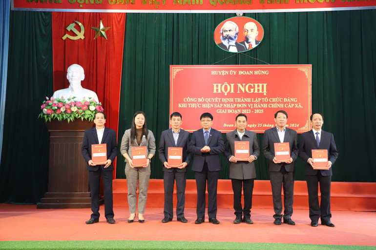 Lãnh đạo huyện Đoan Hùng, tỉnh Phú Thọ trao Quyết định thành lập tổ chức Đảng khi sáp nhập đơn vị hành chính cấp xã trên địa bàn huyện giai đoạn 2023-2025. (Ảnh: Ngọc Long)