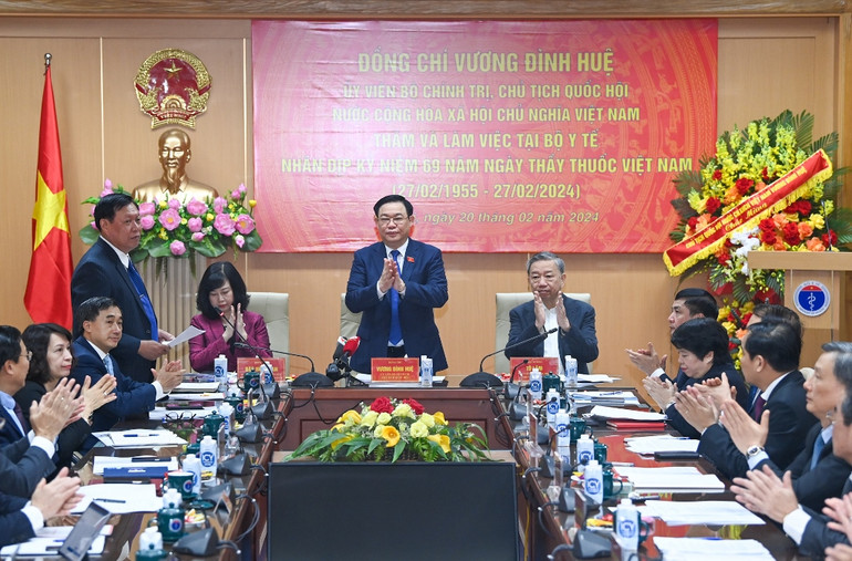 Chủ tịch Quốc hội Vương Đình Huệ chủ trì cuộc làm việc với Bộ Y tế.