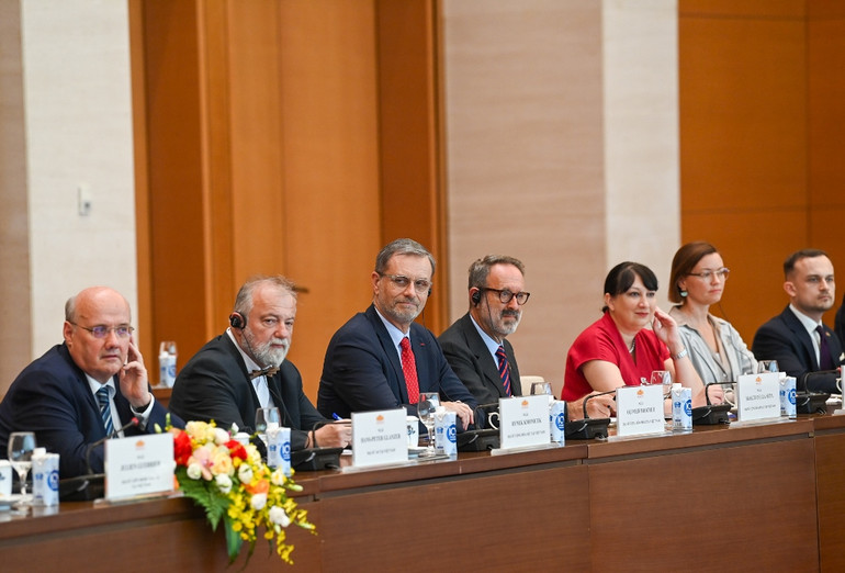 Đại sứ EU và Đại sứ, Đại biện các nước thành viên EU dự cuộc tiếp.