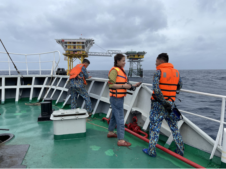 Phóng viên Báo Vĩnh Phúc tác nghiệp tại Nhà giàn DK1. Phóng viên Báo Vĩnh Phúc tác nghiệp tại Nhà giàn DK1.