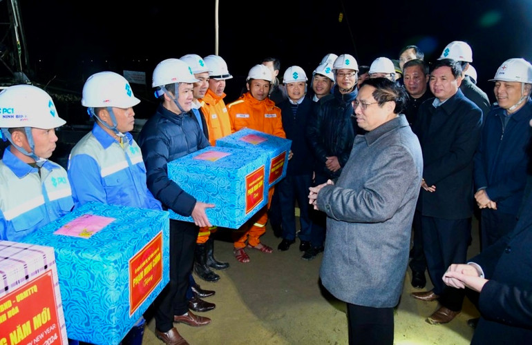 Thủ tướng Phạm Minh Chính tặng quà, động viên công nhân thi công Dự án Đường dây 500kV Nam Định 1-Thanh Hóa.
