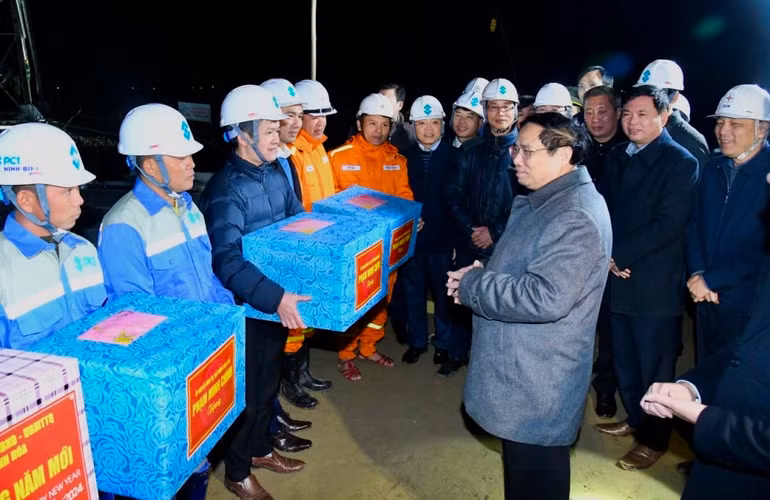 Thủ tướng Phạm Minh Chính tặng quà, động viên công nhân thi công Dự án Đường dây 500kV Nam Định 1-Thanh Hóa. Thủ tướng Phạm Minh Chính tặng quà, động viên công nhân thi công Dự án Đường dây 500kV Nam Định 1-Thanh Hóa.