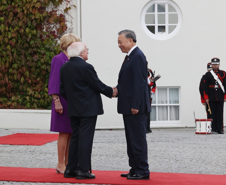 Tổng thống Ireland Michael D. Higgins và Phu nhân đón Tổng Bí thư, Chủ tịch nước Tô Lâm. Ảnh: Trí Dũng – TTXVN