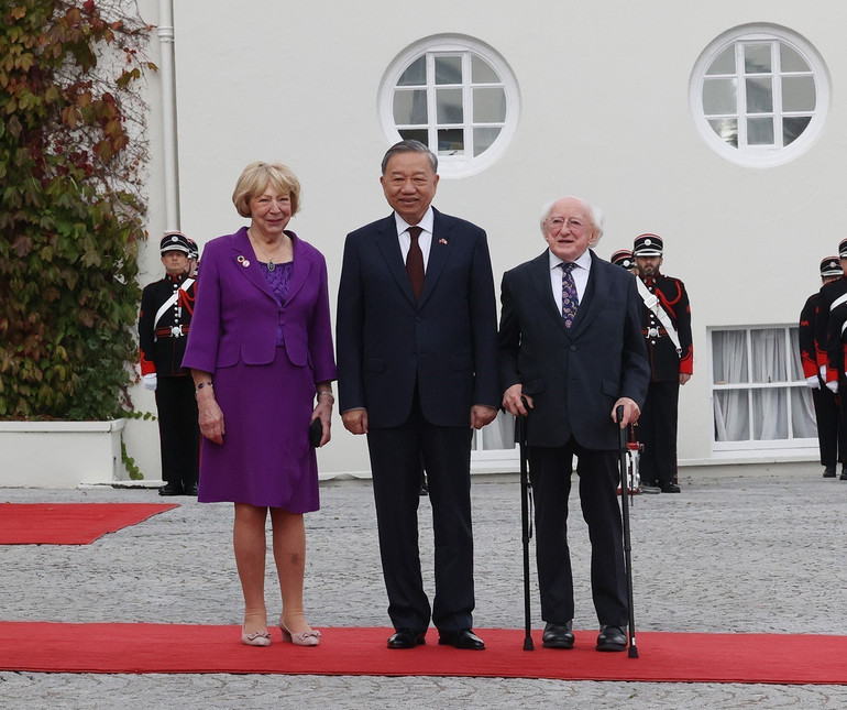 Tổng thống Ireland Michael D. Higgins và Phu nhân đón Tổng Bí thư, Chủ tịch nước Tô Lâm. Ảnh: Trí Dũng – TTXVN