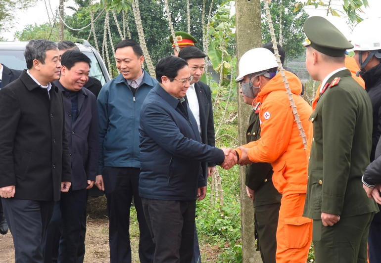 Thủ tướng Chính phủ Phạm Minh Chính đã đến kiểm tra thi công và tặng quà, động viên các lực lượng thi công Dự án xây dựng đường dây 500kV mạch 3 từ Quảng Trạch (tỉnh Quảng Bình) đến Phố Nối (tỉnh Hưng Yên).
