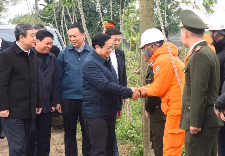 Thủ tướng Chính phủ Phạm Minh Chính đã đến kiểm tra thi công và tặng quà, động viên các lực lượng thi công Dự án xây dựng đường dây 500kV mạch 3 từ Quảng Trạch (tỉnh Quảng Bình) đến Phố Nối (tỉnh Hưng Yên). Thủ tướng Chính phủ Phạm Minh Chính đã đến kiểm tra thi công và tặng quà, động viên các lực lượng thi công Dự án xây dựng đường dây 500kV mạch 3 từ Quảng Trạch (tỉnh Quảng Bình) đến Phố Nối (tỉnh Hưng Yên).