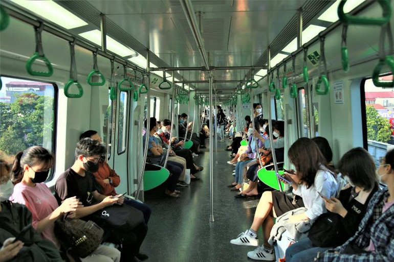 Tàu điện trên cao Cát Linh-Hà Đông hoạt động đã khiến nhiều người dân từ bỏ phương tiện giao thông cá nhân để sử dụng phương tiện giao thông công cộng bởi sự văn minh, tiện lợi. Ảnh: Quốc Toản. Tàu điện trên cao Cát Linh-Hà Đông hoạt động đã khiến nhiều người dân từ bỏ phương tiện giao thông cá nhân để sử dụng phương tiện giao thông công cộng bởi sự văn minh, tiện lợi. Ảnh: Quốc Toản.