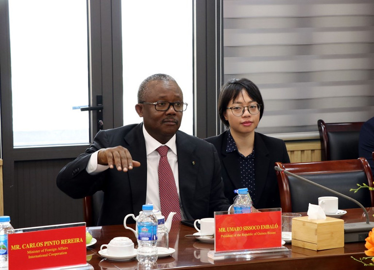 Tổng thống nước Cộng hòa Guinea-Bissau Umaro Sissoco Embaló trao đổi tại buổi làm việc. Ảnh: Mạnh Tú - TTXVN