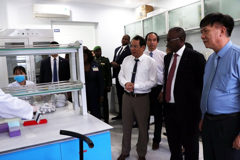 Tổng thống nước Cộng hòa Guinea-Bissau Umaro Sissoco Embaló thăm quan phòng thí nghiệm của Viện Cây lương thực và Cây thực phẩm. Ảnh: Mạnh Tú - TTXVN