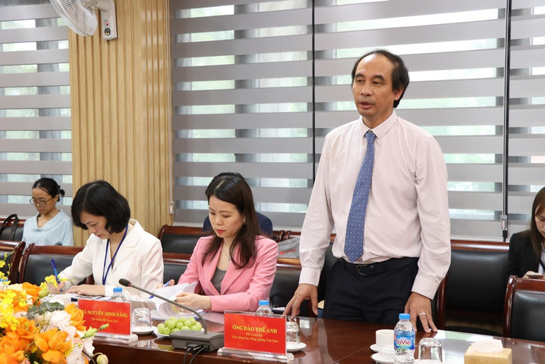 Phó Giám đốc Viện Khoa học nông nghiệp Việt Nam Đào Thế Anh giới thiệu một số nét về Viện. Ảnh: Mạnh Tú - TTXVN