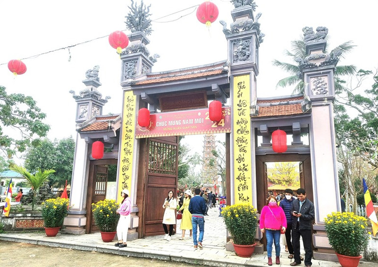 Chùa Hoằng Phúc - địa chỉ du lịch tâm linh được người dân và du khách lựa chon trong những ngày du xuân đầu năm. Ảnh: Hương Giang.