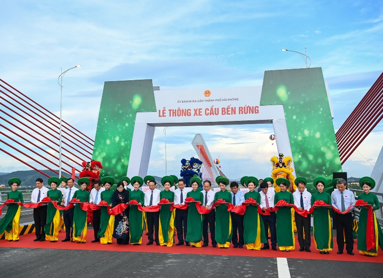 Chủ tịch Quốc hội Trần Thanh Mẫn và các đại biểu cắt băng thông xe cầu Bến Rừng. (Ảnh Duy Linh)