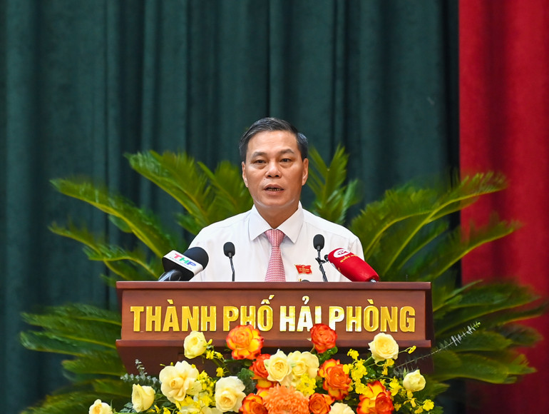 Chủ tịch Ủy ban nhân dân thành phố Hải Phòng Nguyễn Văn Tùng trình bày báo cáo tóm tắt tình hình kinh tế-xã hội, quốc phòng-an ninh 6 tháng đầu năm, nhiệm vụ trọng tâm 6 tháng cuối năm 2024.