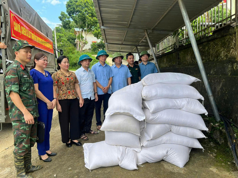 Lãnh đạo Ủy ban Mặt trận Tổ quốc Việt Nam tỉnh Bắc Kạn chỉ đạo, đôn đốc, kiểm tra việc vận chuyển gạo cho người dân vùng bị ảnh hưởng bởi cơn bão số 3. (Ảnh: THU DỊU)