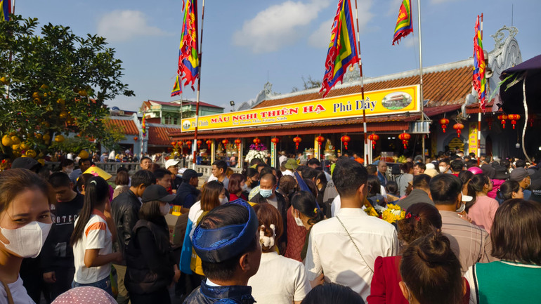Khách du xuân thăm Chợ Viềng và làm lễ tại Di tích lịch sử-văn hóa quốc gia Phủ Dầy, xã Kim Thái, huyện Vụ Bản (Nam Định). Ảnh: Trần Khánh