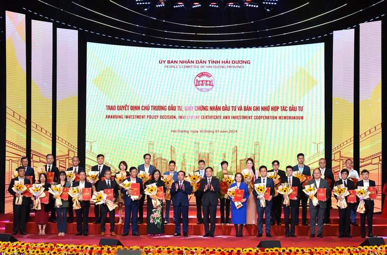 Bí thư Tỉnh ủy Hải Dương Trần Đức Thắng và Chủ tịch UBND tỉnh Hải Dương Triệu Thế Hùng với các nhà đầu tư. Bí thư Tỉnh ủy Hải Dương Trần Đức Thắng và Chủ tịch UBND tỉnh Hải Dương Triệu Thế Hùng với các nhà đầu tư.