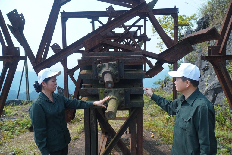 Lãnh đạo huyện Chợ Đồn giới thiệu về lịch sử hệ thống cáp tời quặng. (Ảnh: NGỌC TÚ)