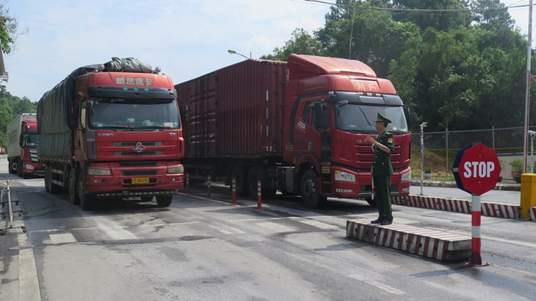 Cán bộ, chiến sĩ Trạm kiểm soát biên phòng cửa khẩu quốc tế Hữu Nghị, Cao Lộc, (Lạng Sơn) kiểm tra, giám sát xe chở hàng hóa xuất, nhập khẩu qua biên giới. Ảnh: Vi Hùng Tráng. Cán bộ, chiến sĩ Trạm kiểm soát biên phòng cửa khẩu quốc tế Hữu Nghị, Cao Lộc, (Lạng Sơn) kiểm tra, giám sát xe chở hàng hóa xuất, nhập khẩu qua biên giới. Ảnh: Vi Hùng Tráng.