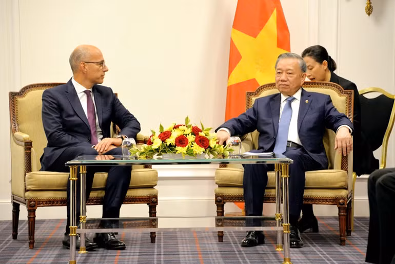 Tổng Bí thư, Chủ tịch nước Tô Lâm tiếp ông Philippe Errera, Giám đốc Tập đoàn Safran về phát triển quốc tế và chính phủ. Tổng Bí thư, Chủ tịch nước Tô Lâm tiếp ông Philippe Errera, Giám đốc Tập đoàn Safran về phát triển quốc tế và chính phủ.