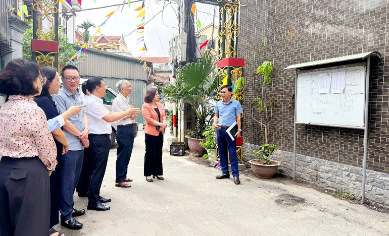 Hội đồng nhân dân thành phố Hà Nội giám sát hoạt động quảng cáo tại huyện Đan Phượng.