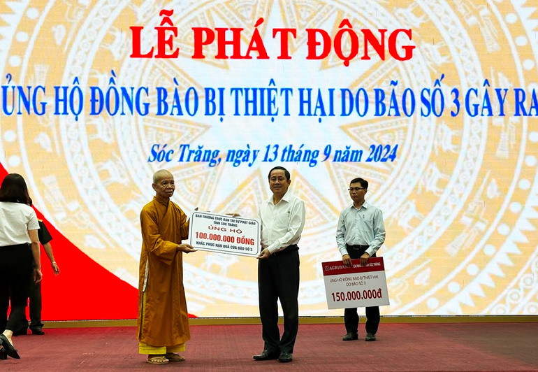 Hòa thượng Thích Thiện Thạnh, Phó Trưởng Ban Thường trực Ban Trị sự Giáo hội Phật giáo Việt Nam tỉnh Sóc Trăng, trao bảng tặng 100 triệu đồng cứu trợ đồng bào miền bắc bị thiên tai. (Ảnh: Thanh Phong)