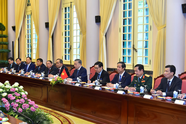 Chủ tịch nước Tô Lâm cùng các thành viên Việt Nam tham dự buổi hội đàm.