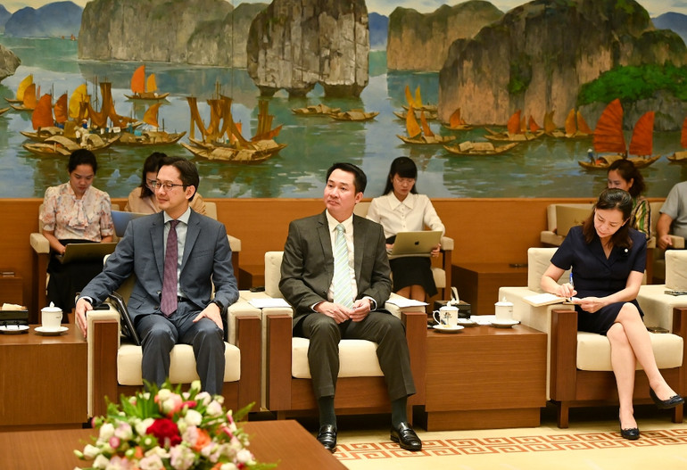 Các đại biểu Việt Nam dự cuộc tiếp.