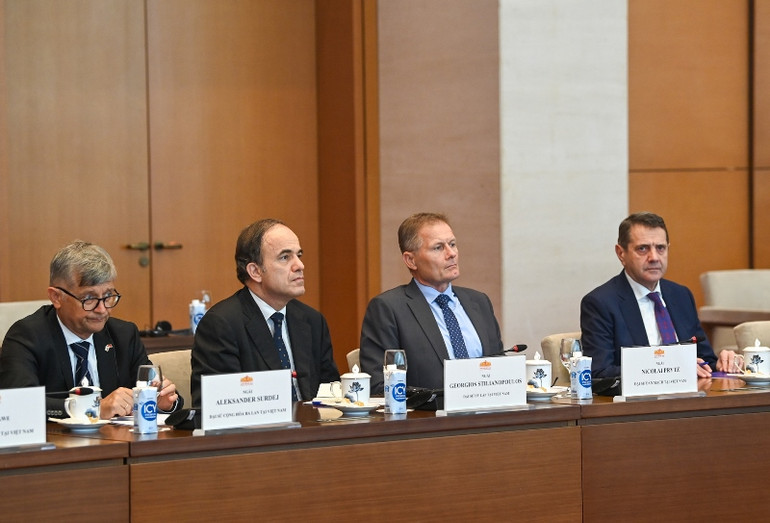 Đại sứ, Đại biện các nước thành viên EU dự cuộc tiếp. (Ảnh: Duy Linh) Đại sứ, Đại biện các nước thành viên EU dự cuộc tiếp. (Ảnh: Duy Linh)