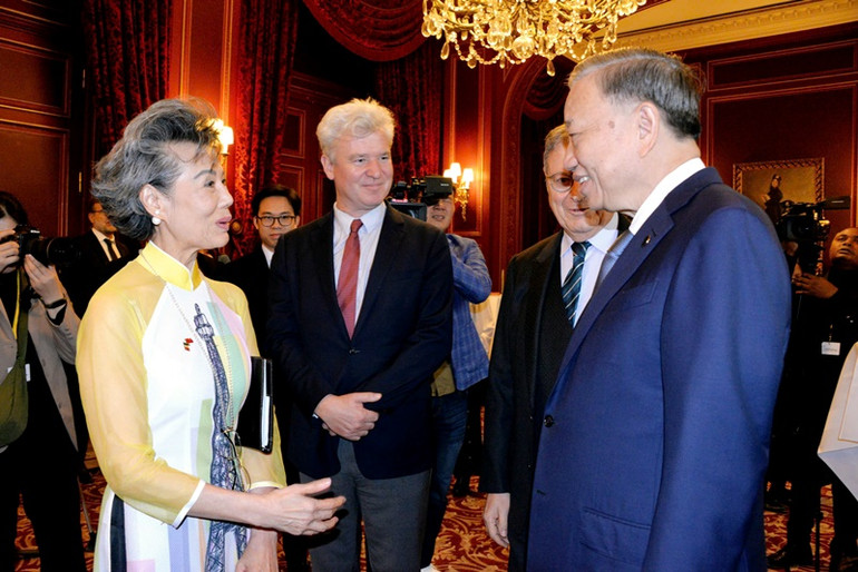 Tổng Bí thư, Chủ tịch nước Tô Lâm trò chuyện tại trao giải FFA. (Ảnh: TTXVN)