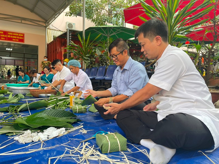 Bác sĩ, nhân viên y tế tại Bệnh viện Quân y 175 gói bánh chưng tặng những bệnh nhân có hoàn cảnh khó khăn trong dịp Tết Nguyên đán Giáp Thìn 2024. Ảnh: Yến Ngọc