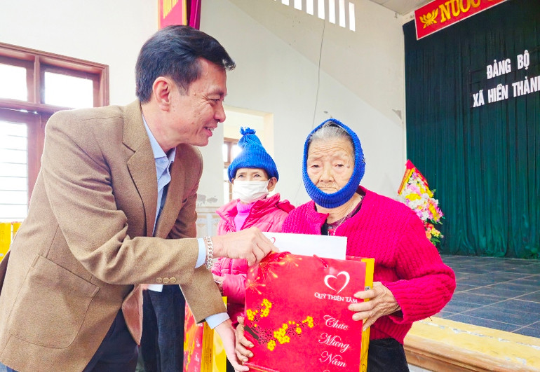 Đại điện Báo Nhân Dân tại Quảng Trị tặng quà Tết người dân có hoàn cảnh khó khăn ở xã Hiền Thành, huyện Vĩnh Linh. Ảnh: Lâm Quang Huy