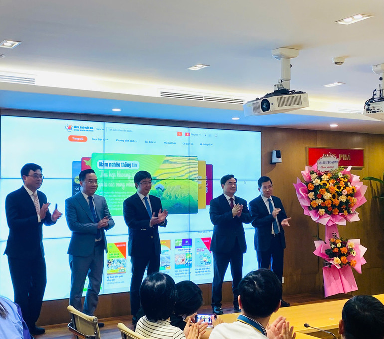 Ấn nút khai trương giao diện Nền tảng sách, báo điện tử thiết yếu phục vụ mục tiêu, nhiệm vụ giảm nghèo về thông tin. Ấn nút khai trương giao diện Nền tảng sách, báo điện tử thiết yếu phục vụ mục tiêu, nhiệm vụ giảm nghèo về thông tin.