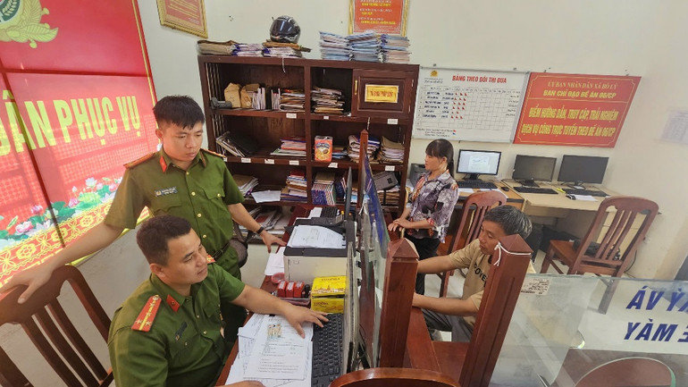 Công an xã Bồ Lý, huyện Tam Đảo hỗ trợ người dân làm thủ tục hành chính.