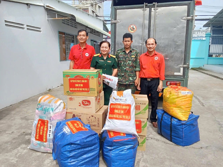 Nhiều tổ chức, cá nhân ở Vĩnh Long hỗ trợ đồng bào miền bắc bị thiệt hại do thiên tai. (Ảnh: Bá Dũng)