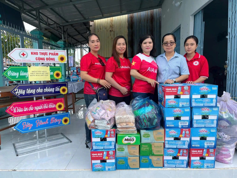 Nhiều tổ chức, cá nhân ở Vĩnh Long hỗ trợ đồng bào miền bắc bị thiệt hại do thiên tai. (Ảnh: Bá Dũng)